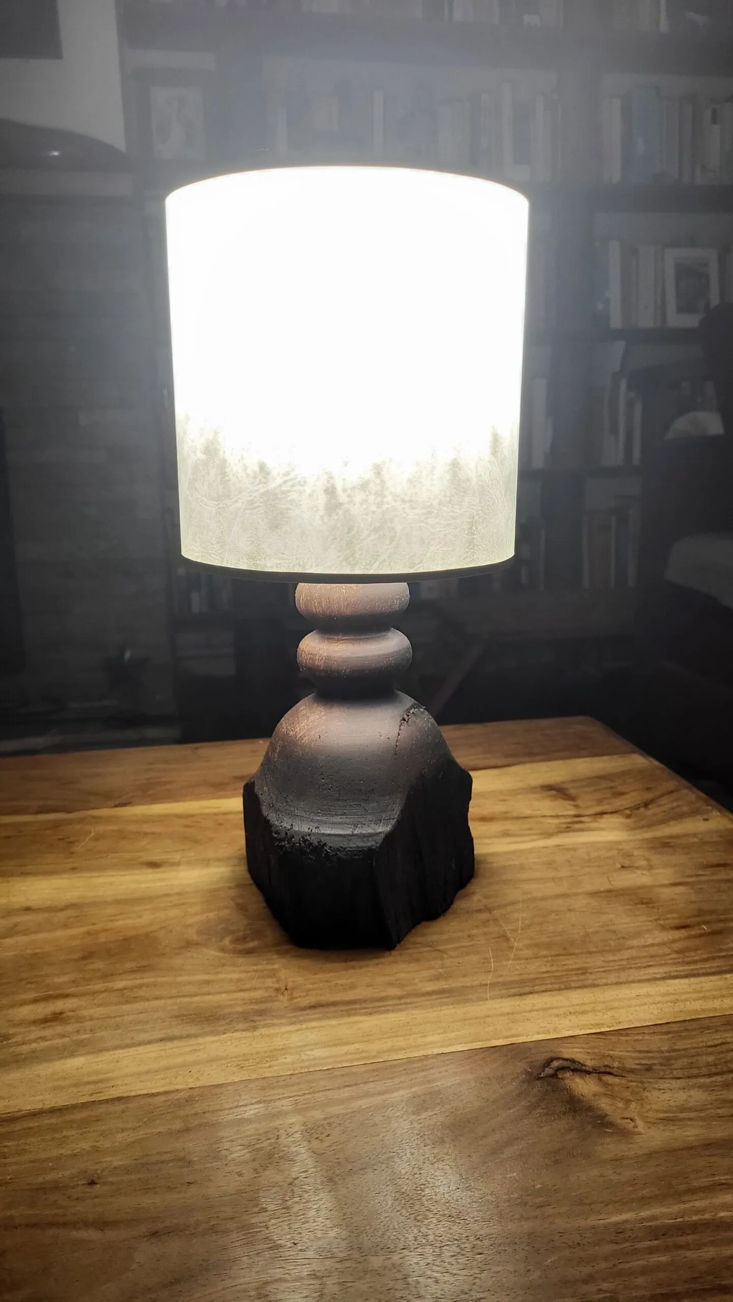 Tokarena lampa, fosilni hrast, pergament abažur