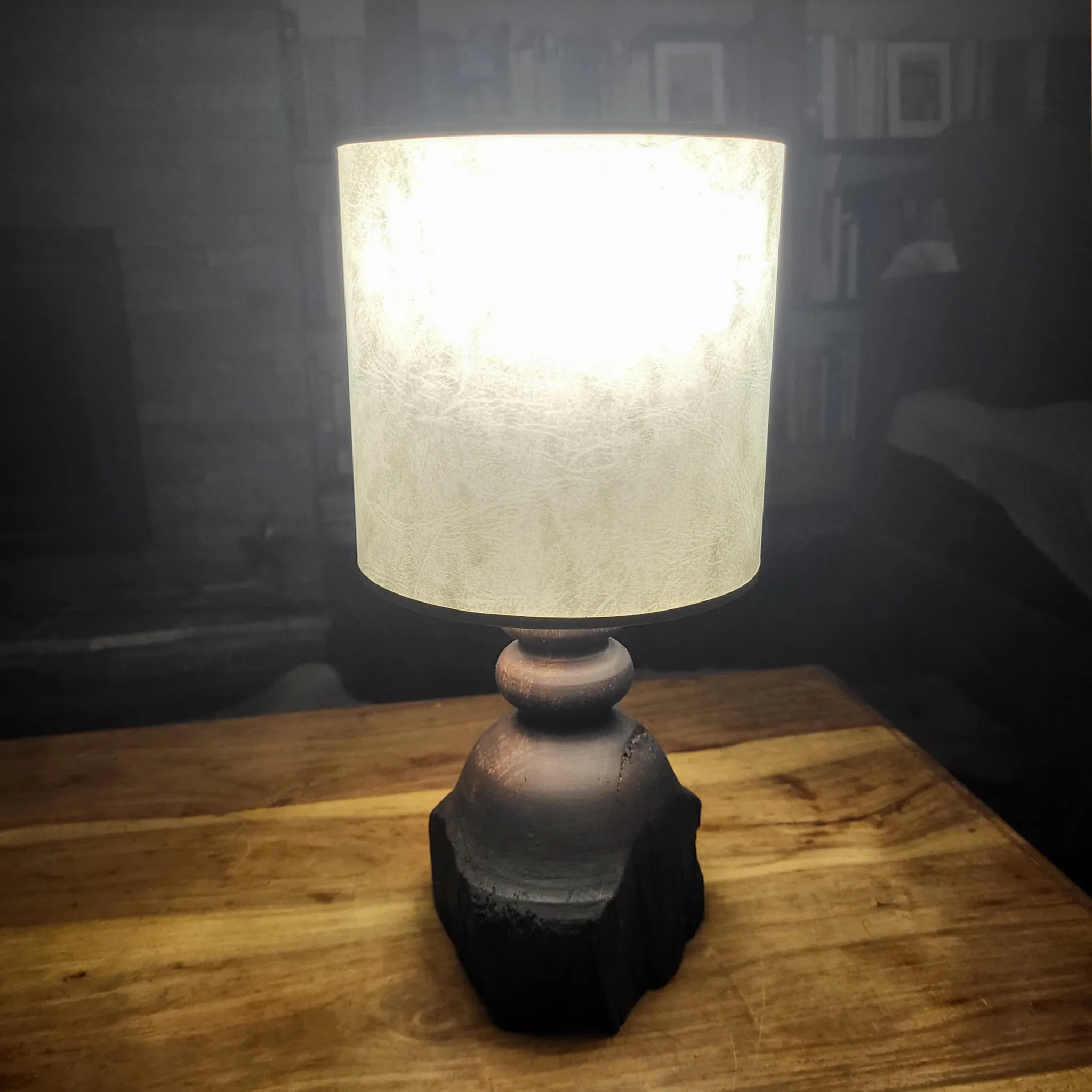 Tokarena lampa, fosilni hrast, pergament abažur