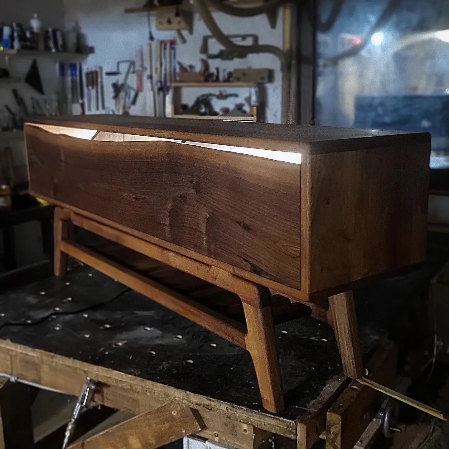 Komoda sa live-edge frontom, pareni orah, 160 cm širine