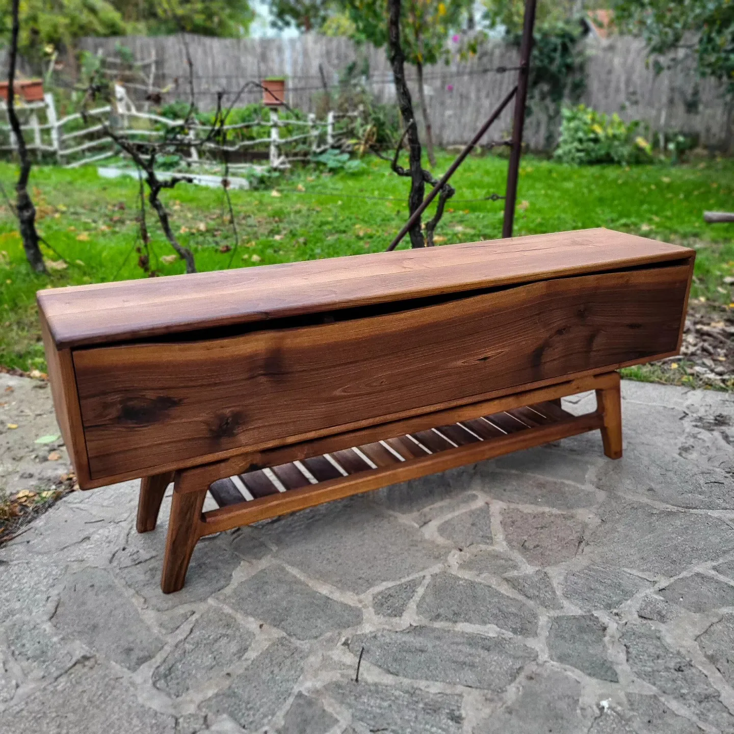 Komoda sa live-edge frontom, pareni orah, 160 cm širine