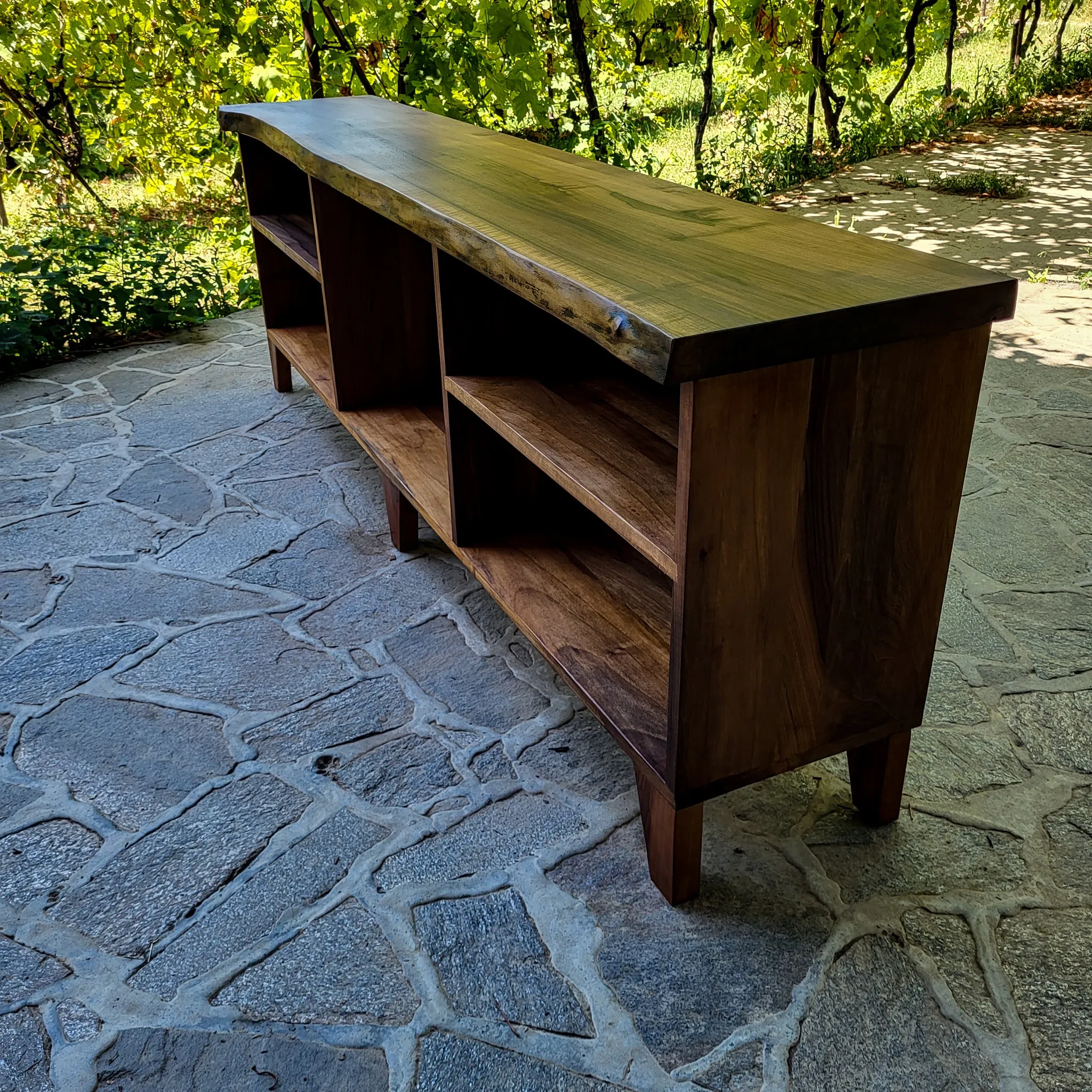 Live-edge komoda, 220 cm širine, pareni orah