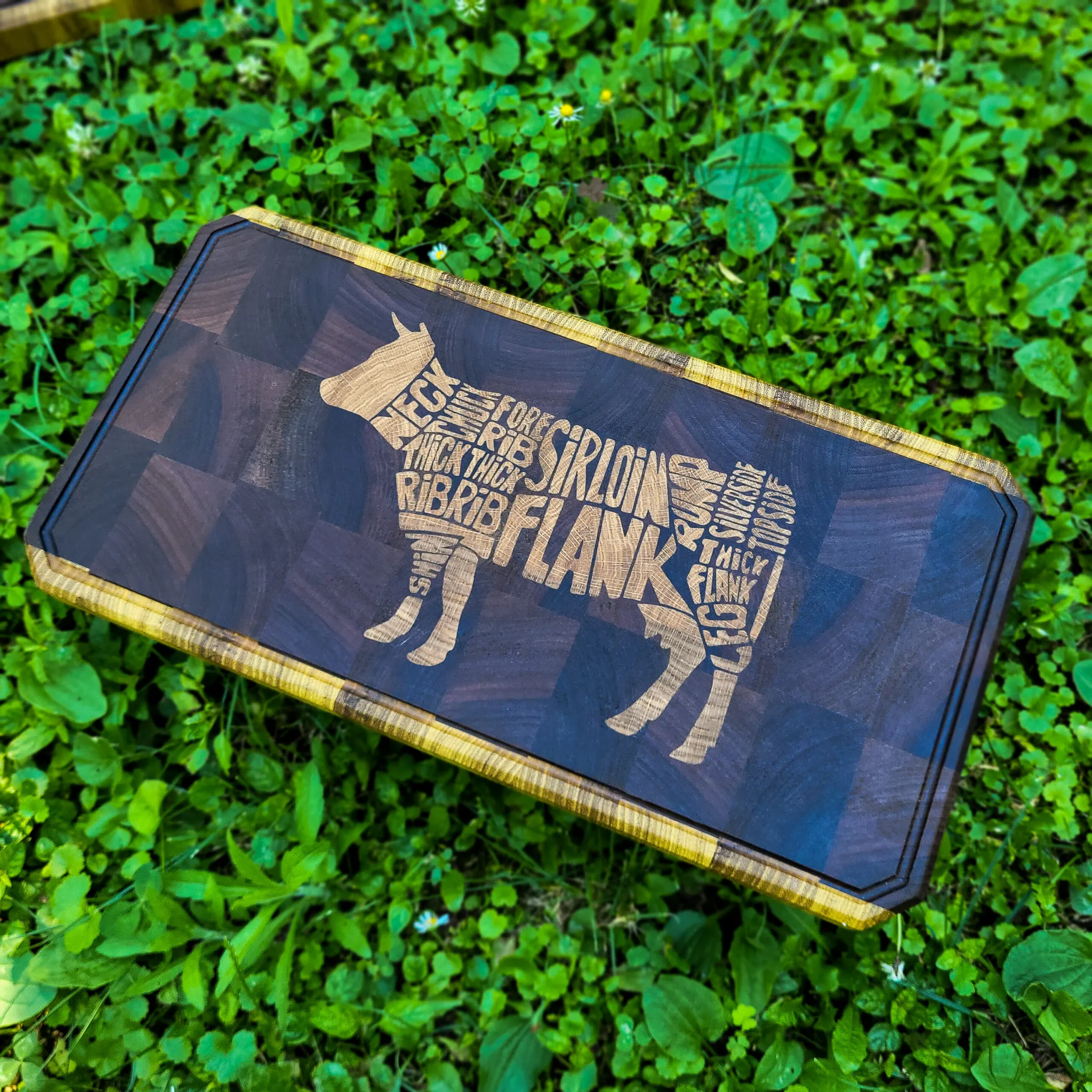 Krava, end-grain daska za sečenje, pareni orah i bagrem, intarzija hrast