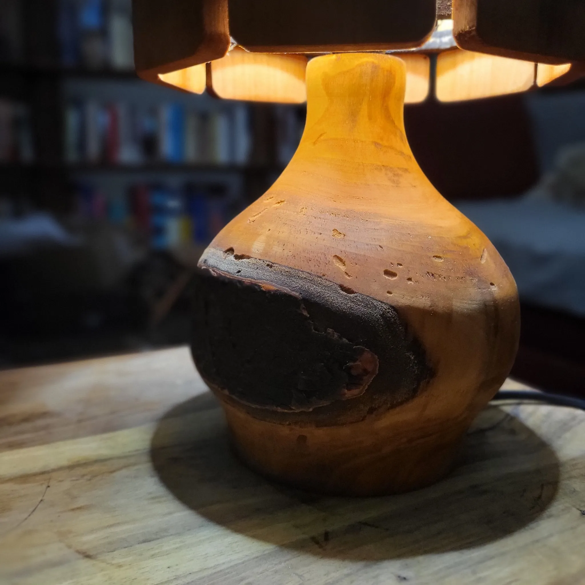 Tokarena lampa, trešnja, drveni abažur