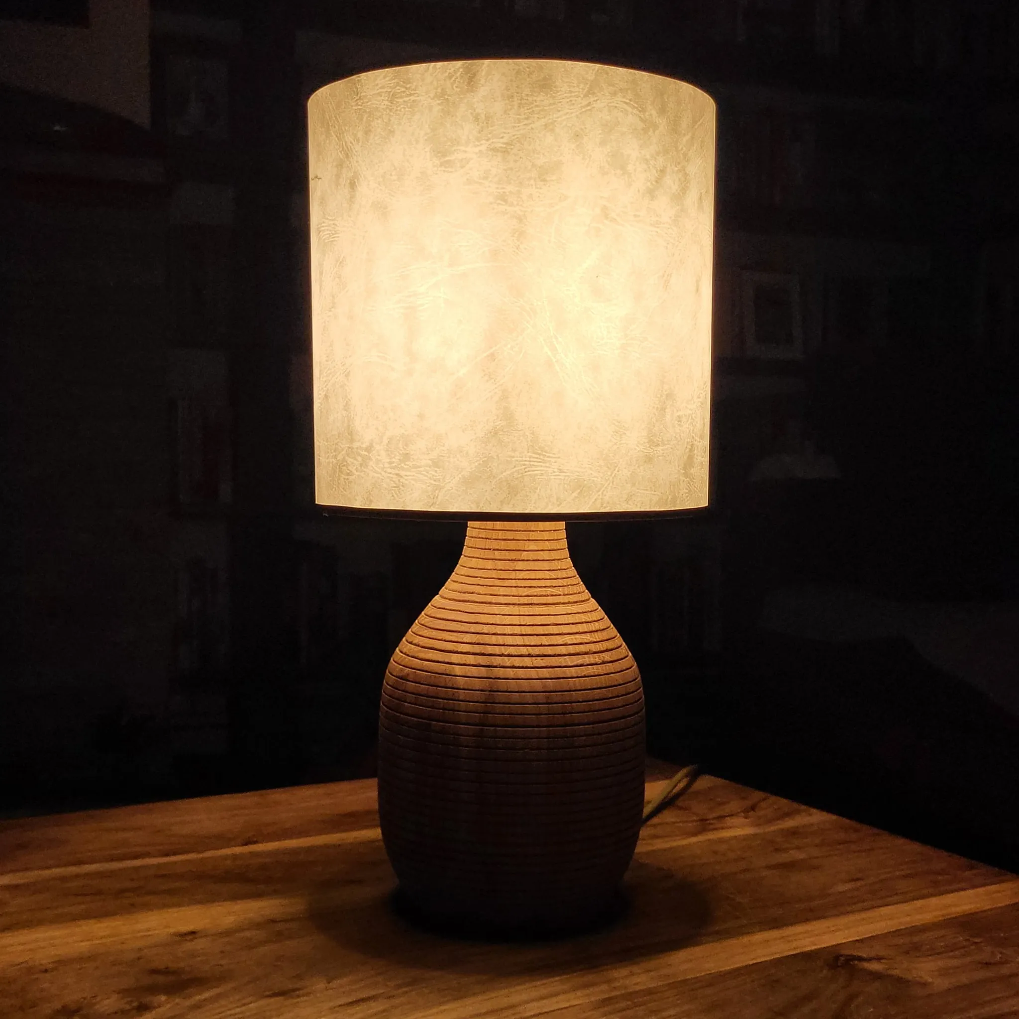 Tokarena lampa, hrast, pergament abažur