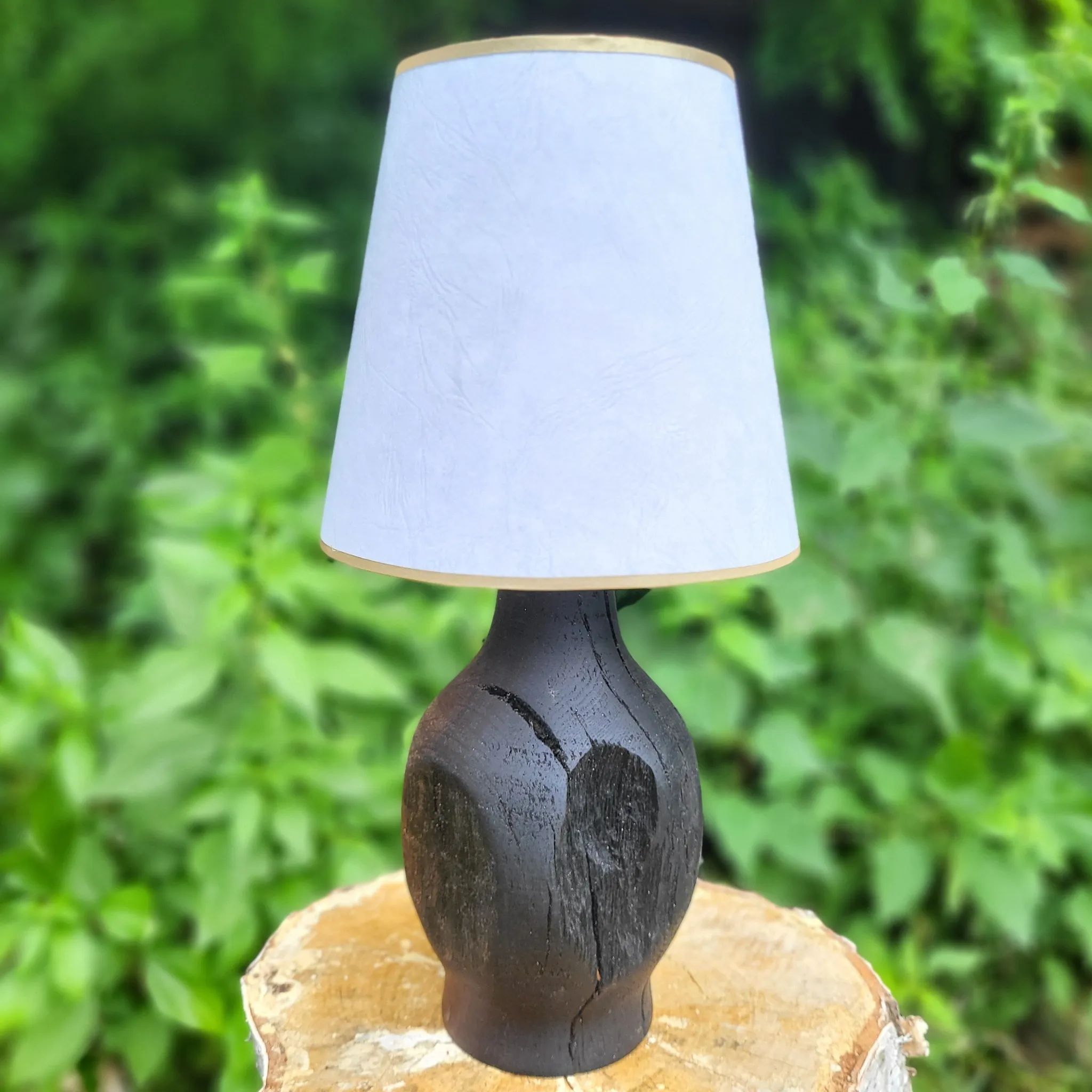 Tokarena lampa, fosilni hrast, pergament abažur