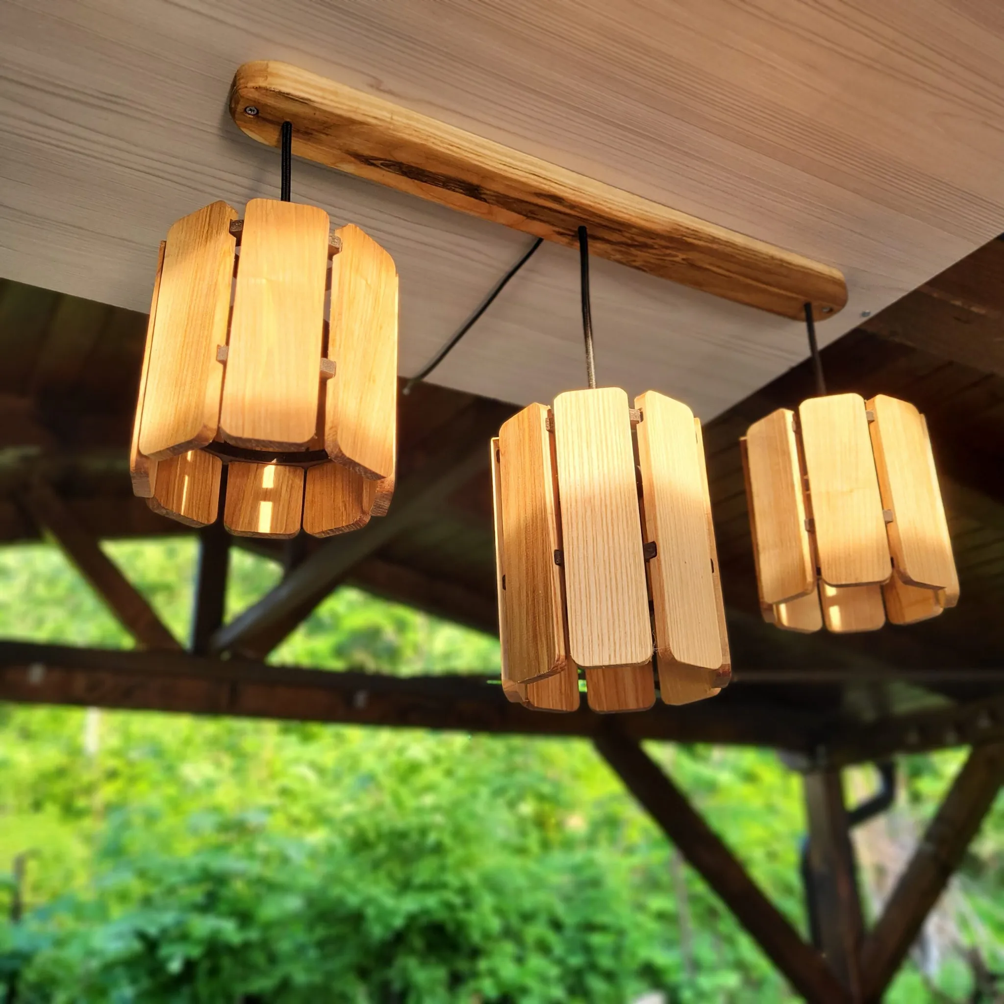 Luster, drveni abažur