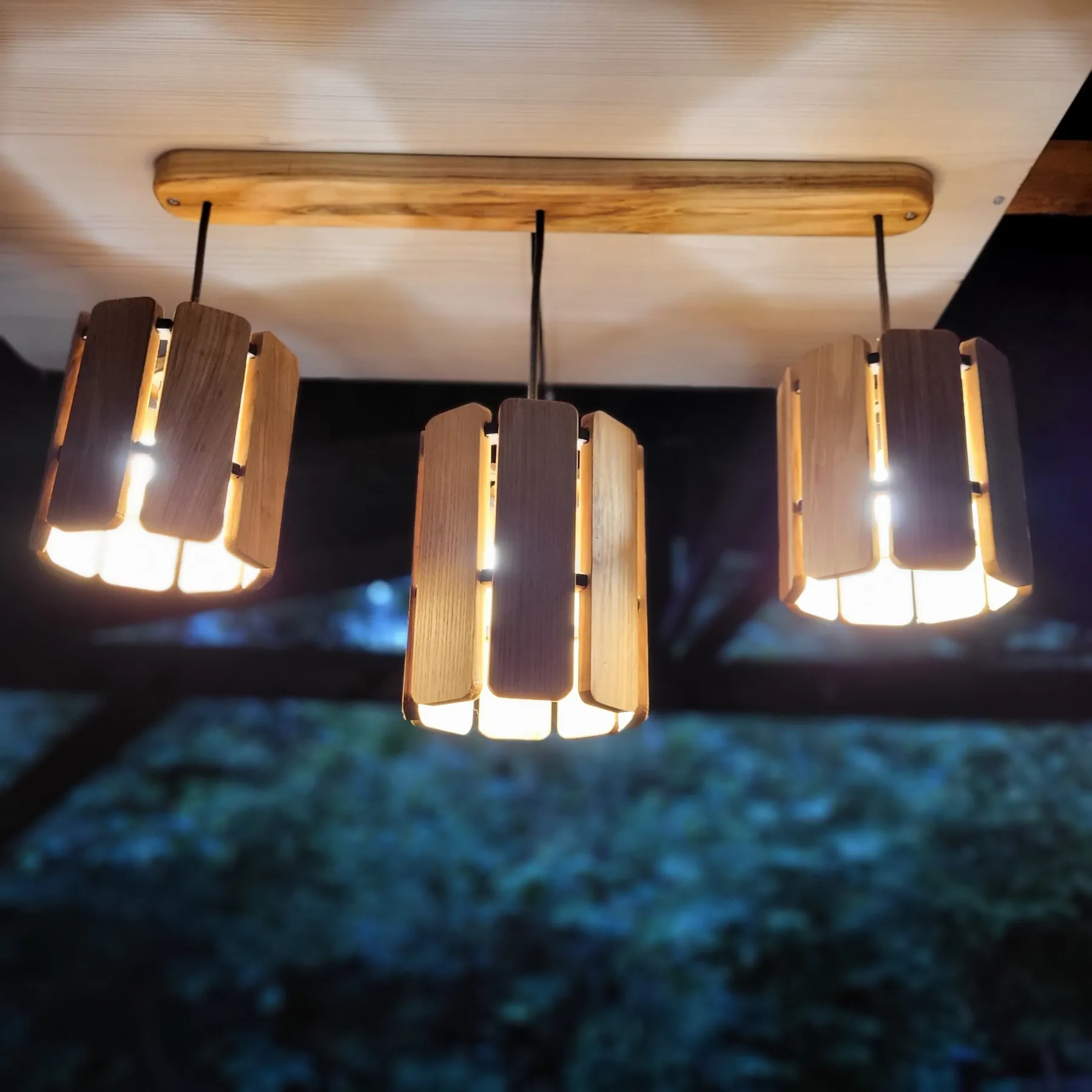 Luster, drveni abažur