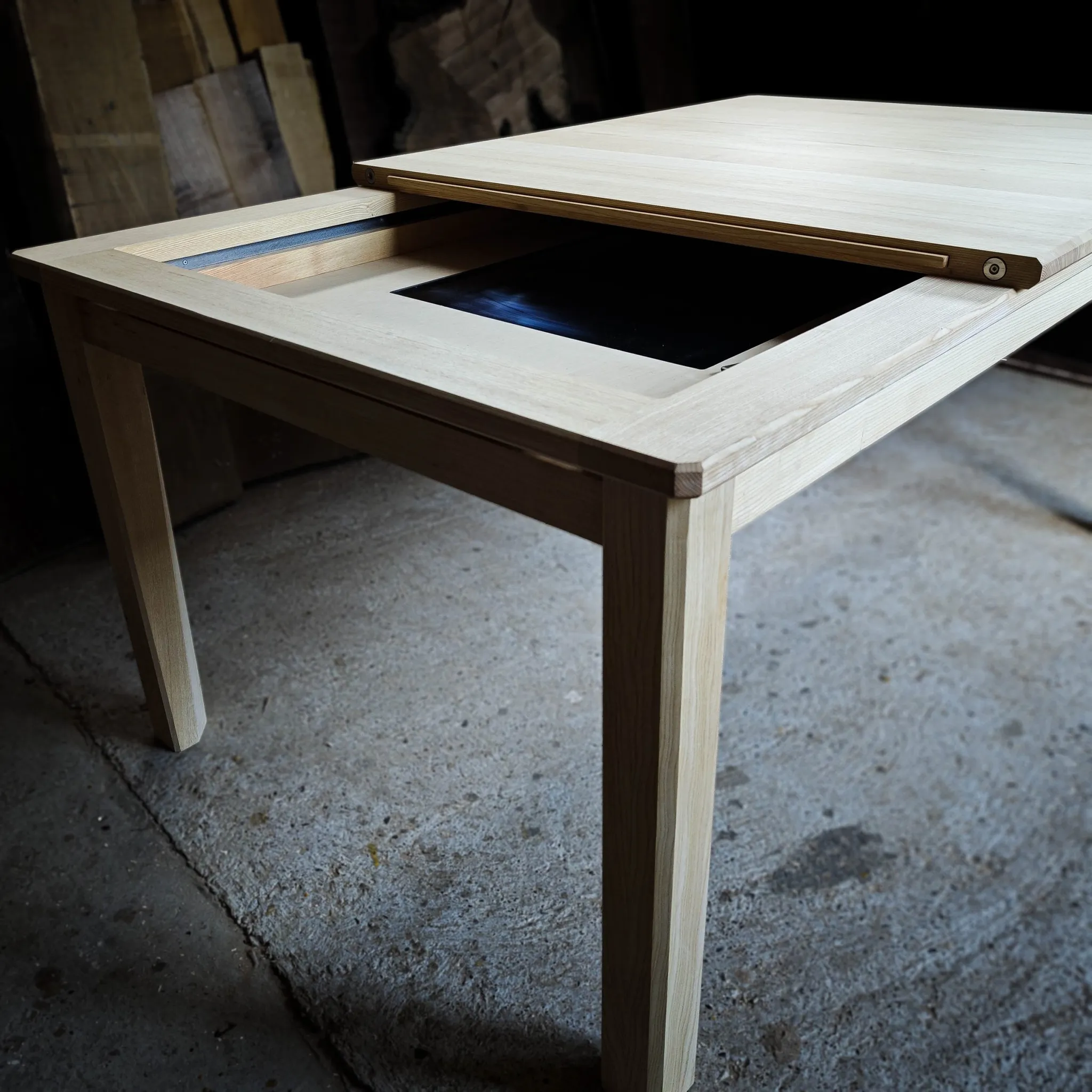 Leba i igara, gejming trpezarijski sto, jasen