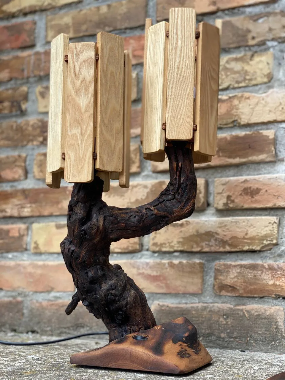 Vinova lampa, drveni abažur