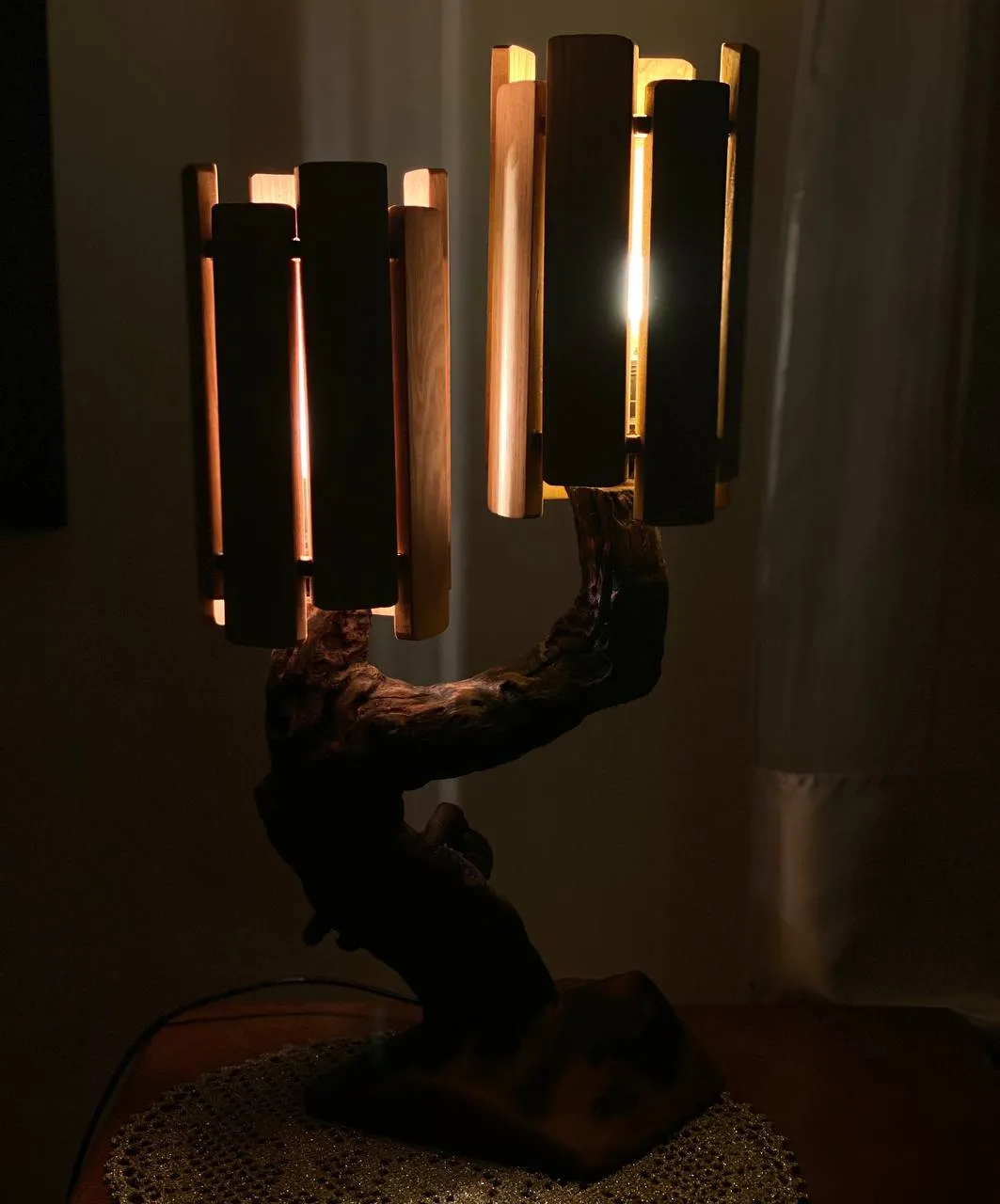 Vinova lampa, drveni abažur