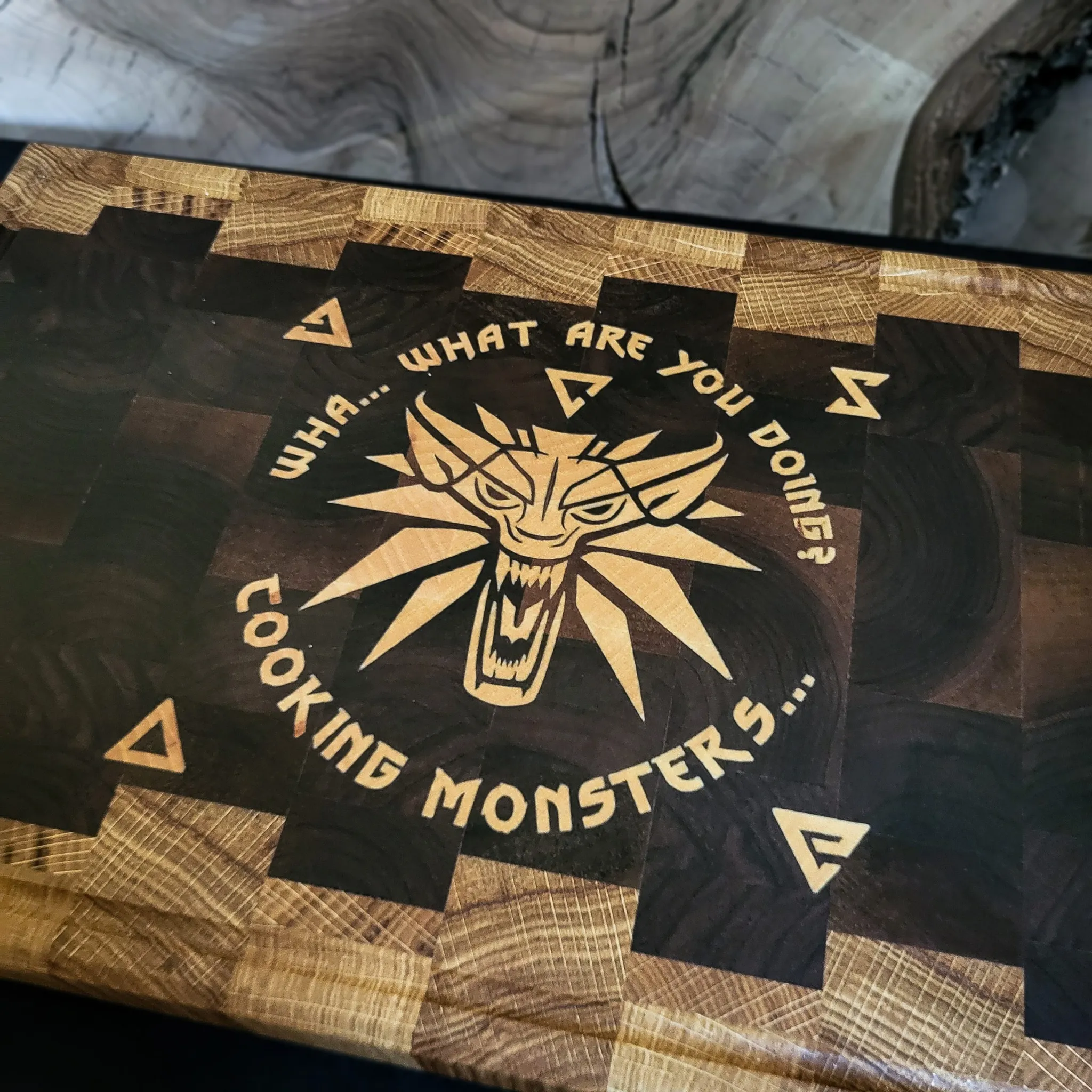 Witcher 3 daska, orah, pareni orah i hrast, intarzija, end-grain